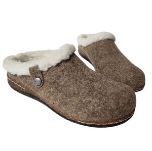Earth Origins Elena Slip On Clogs Size 6M